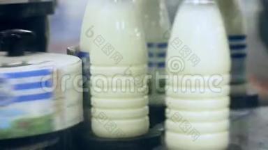 牛奶生产线上的标签机。 给奶瓶贴上标签。 产品标签