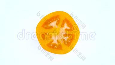 从上面看到一个橙色番茄。 横截面。 在白色背景上隔离的转盘上旋转。 关闭