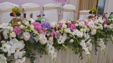 婚礼桌上装饰着鲜花，鲜花装饰着婚礼桌，婚礼花店，婚礼桌上是帕诺