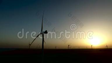日落时<strong>大风</strong>力涡轮机在草原上的视野。 剪影。 航空测量