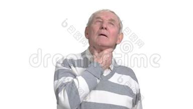 有喉咙疼痛的老人。