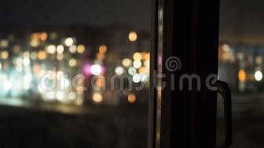 晚上透过窗户观看<strong>高楼大厦</strong>的窗户