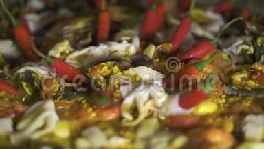 西班牙传统的海鲜饭，里面有贻贝、虾、菖蒲和蔬菜。 快关门。 烹饪西班牙海鲜饭