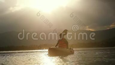 独木舟在令人惊叹的日落和水滴飞溅。 满足愉快的<strong>暑假旅游</strong>休息放松和