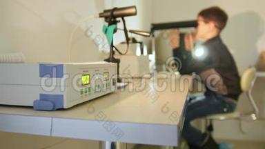 眼科诊所-儿童用高科技设备检查视力