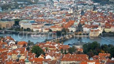 在布拉格，捷克共和国，旧城镇建筑的红色屋顶的空中延时视图。 伏尔塔瓦河。 布拉格