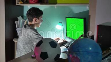 绿键少年玩电脑特写<strong>手游</strong>视频坐回室内.. 这个男孩在电脑上工作