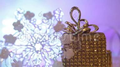 带有雪花的金色礼盒.. 圣诞节寒假的装饰，呈现抽象的波克，闪亮的，模糊的