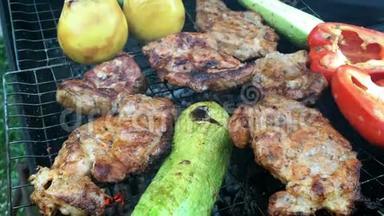 人的手<strong>准备</strong>腌制的美味猪肉或牛肉肉和蔬菜。