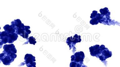 大量的孤立的蓝色墨水注入。 蓝色书写水中墨云，慢镜头.. 使用墨水