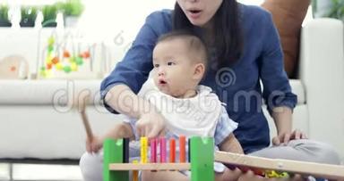 可爱的小<strong>宝宝和妈妈</strong>在一起。 母子玩教育玩具.. 男孩<strong>和</strong>女人一起玩。