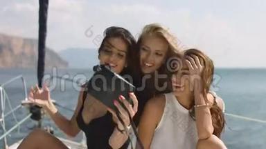女孩们在游艇上自拍。 度假的年轻模特
