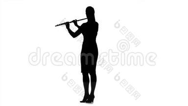 吹笛子的女孩。 白色背景的剪影，慢动作