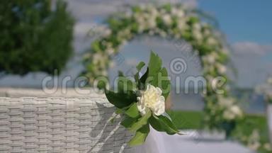 婚礼装饰，花的婚礼拱门。现代婚礼装饰