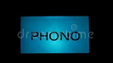 收音机接收器黑色背景上的Phoono按钮蓝色