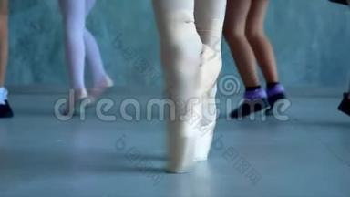 教师展示如何向小芭蕾舞演员跳舞.. 穿着黑色舞服训练的小芭蕾舞女。 孩子们`芭蕾