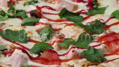 把披萨收起来。 框架。 披萨在盘子里旋转。 披萨背景。 意大利大比萨饼，黑橄榄，培根，意大利香肠