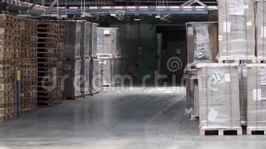 仓库有货架和货架，装满纸板箱，用<strong>铝箔</strong>包裹在木托盘上。 剪辑。 大而轻