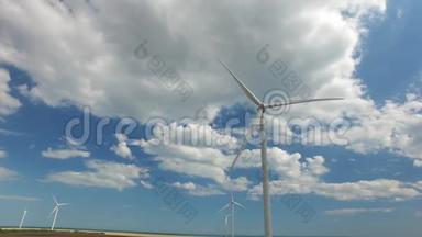 工业风能在厚厚的白云中涡轮蓝天。 航空测量
