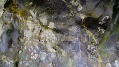 <strong>砂岩</strong>洞穴的历史绘画。 墙上的历史艺术聚光灯。