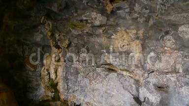 砂岩洞穴的历史绘画。 墙上的历史艺术聚光灯。