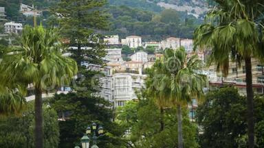 摩纳哥城市景观，有许多公寓房和绿树，房屋出租