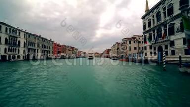 威尼斯大运河沿岸的船只交通和意大利大运河
