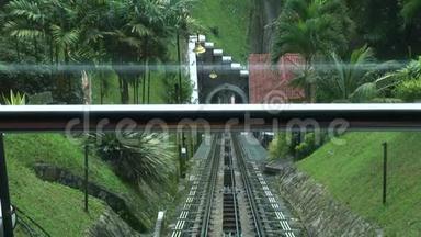 马来西亚槟城山的一条有轨电车，人们使用槟城山列车轨道特写