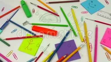 一张画着彩色铅笔的学校课桌