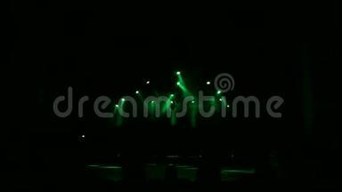 音乐会前一个空台上<strong>绿色</strong>的美丽<strong>光线</strong>。