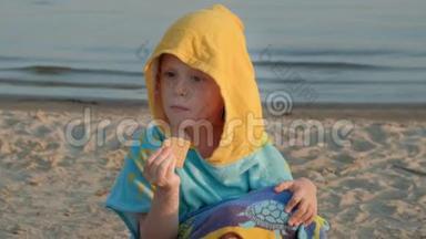 快乐的小女孩在海滩上吃饼干片。 暑假户外野餐..
