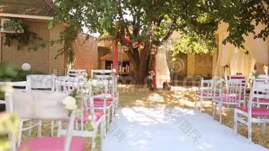 用干草、椅子、花卉植物装饰和婚纱挂着令人惊叹的婚礼乡村装饰