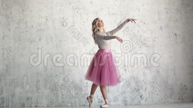 一幅芭蕾舞演员的肖像，穿着一包和尖角鞋。 一位优雅的芭蕾舞演员的肖像