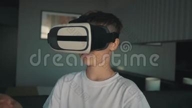 日落时快乐的男孩，戴着虚拟现实眼镜，玩电子游戏，快乐的微笑，看着VR眼镜和虚拟现实眼镜
