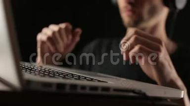 在笔记本电脑上用手<strong>按键盘</strong>关闭音乐