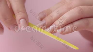为自己做指甲的贴身女人手上的粉红色