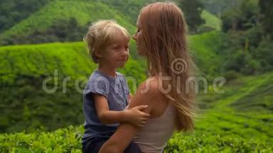 年轻妇女和她的儿子参观高地茶园。 新鲜，茶的概念