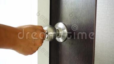 钥匙插入<strong>房门</strong>钥匙孔中，打开..