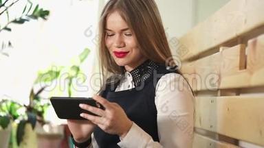 年轻漂亮的女人在手机上看<strong>社交网络</strong>上的照片