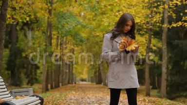 秋天，伤心美丽的年轻女子在公园里<strong>走来走</strong>去，坐在长凳上，等着别人