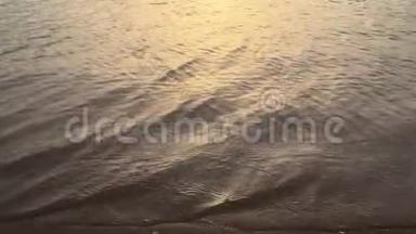 海浪泡沫在沙滩泡沫在沙滩上翻滚。