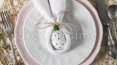 美丽的节日复活节餐桌设置与餐巾复活节兔子。 节日的复活节餐桌设置。 复活节餐桌