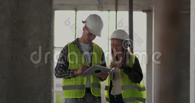 在脚手架施工计划或施工计划上讨论的团队或建筑师、建筑工人或戴头盔的工人