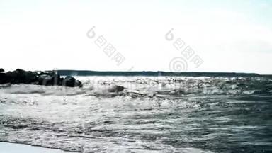 波浪撞击海岸。 强烈的波浪溅在石头上。 <strong>海浪</strong>撞击岩石海岸。 <strong>海浪</strong>撞击海岸上的岩石
