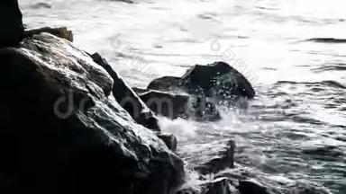 波浪撞击海岸。 强烈的波浪溅在石头上。 <strong>海浪</strong>撞击岩石海岸。 <strong>海浪</strong>撞击海岸上的岩石