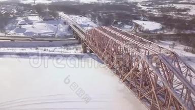 悬索式火车桥穿越冬河及车行雪道上的鸟瞰图.. 火车铁路桥