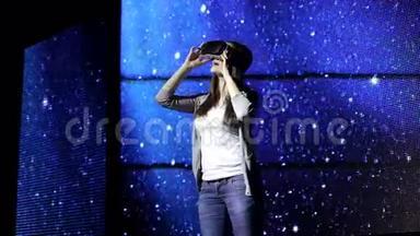 大屏幕上戴着虚拟现实头盔的年轻女孩。