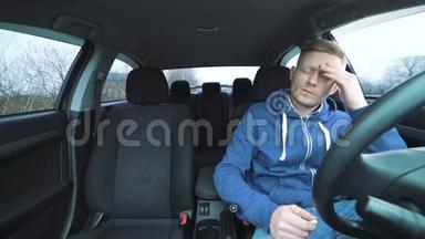 疲惫的年轻司机坐在车里，用4K点了一支烟