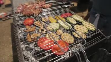 格栅上的蔬菜和烤串上的烤串在烧烤上被炒