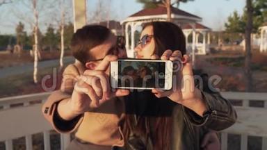 爱的情侣在街上自拍iphone慢节奏股票视频